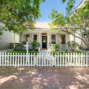 https://waldburg-cottage.top-hotels-in-savannah.com
