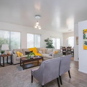 Stylish - Rates Now! Holiday home