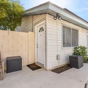 Charming Overlooking The Pool. Holiday home