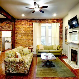 https://newly-renovated-downtown-apt.top-hotels-in-savannah.com